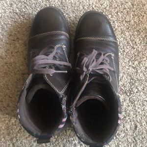 Size 9 woman’s Boots